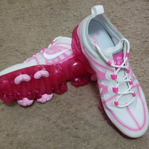 Nike Shoes - NWOT Nike Air Vapormax